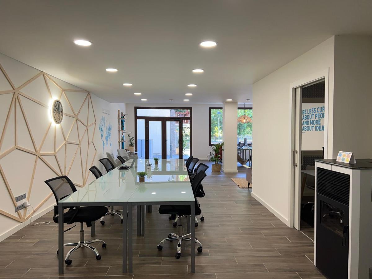 Espot Cowork & Apartments - L'Amfitriona 外观 照片